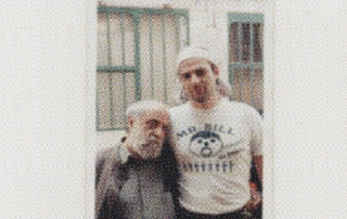 Photographie de Romain Barelier avec César en couverture