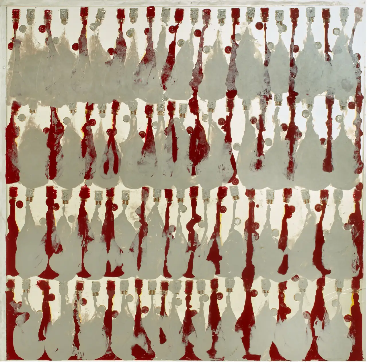 Accumulation de flacons de vernis et coulées rouge et argent